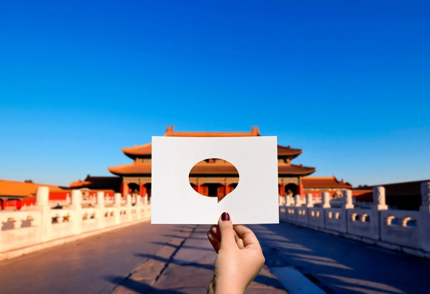 Речевое облачко из перфорированной бумаги с глобальной коммуникационной сетью