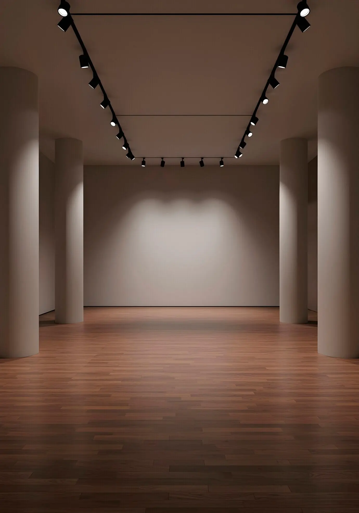 Галерейное пространство с прожекторами и деревянным полом.