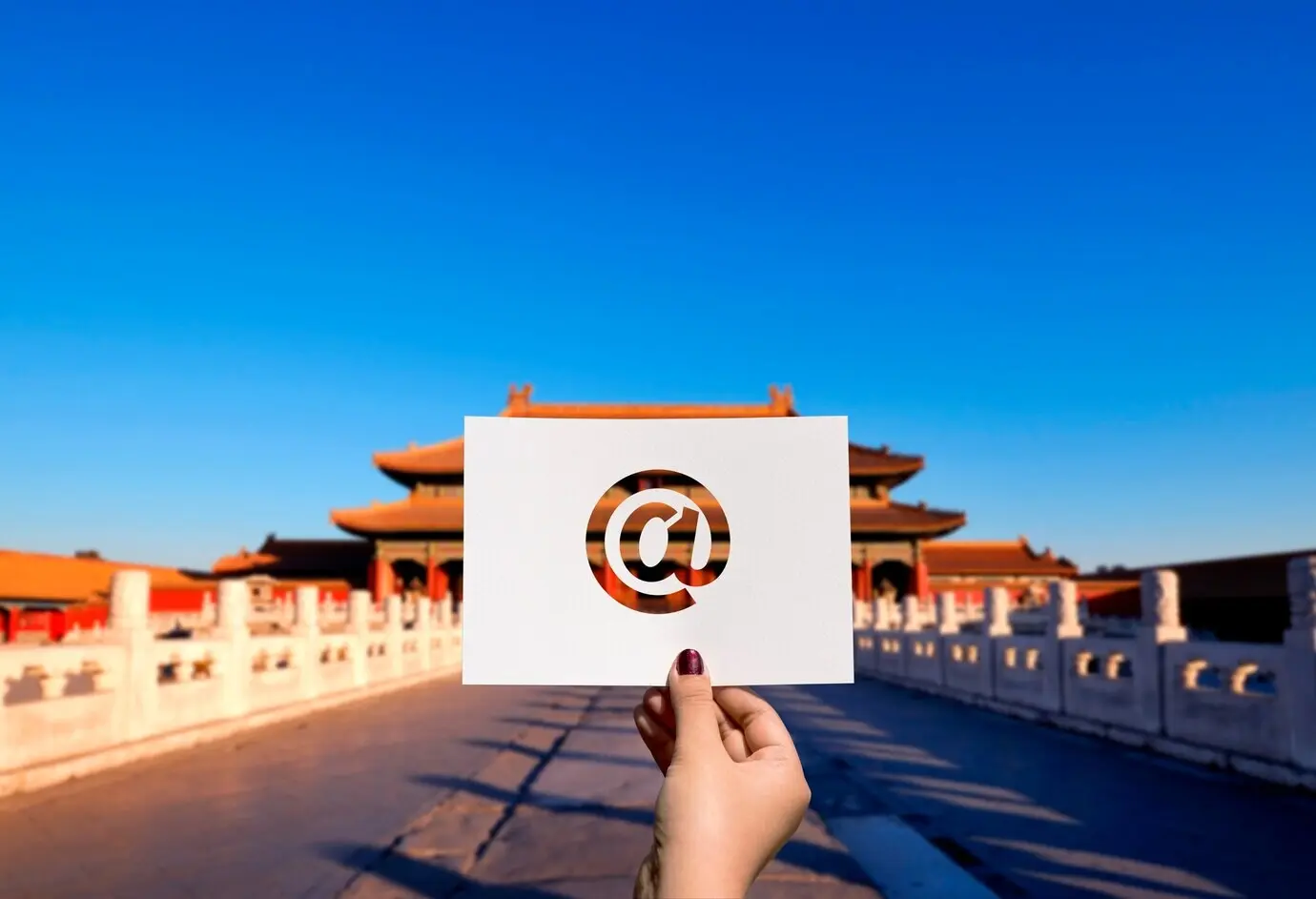 Коммуникация в сети по электронной почте, перфорированная бумага, символ @